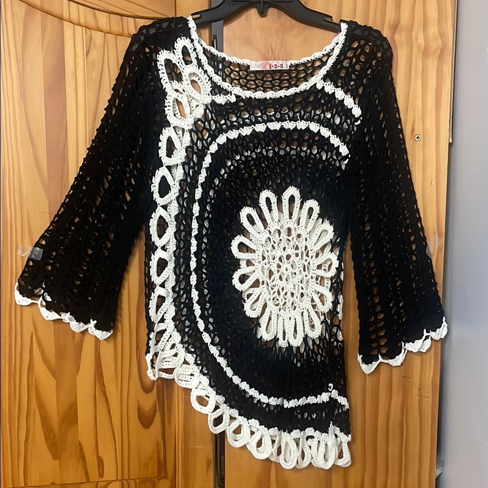 123 USA ASYMMETRICAL CROCHET TOP WOMENS BLACK WHITE BELL SLEEVE BLOUSE FLOWER